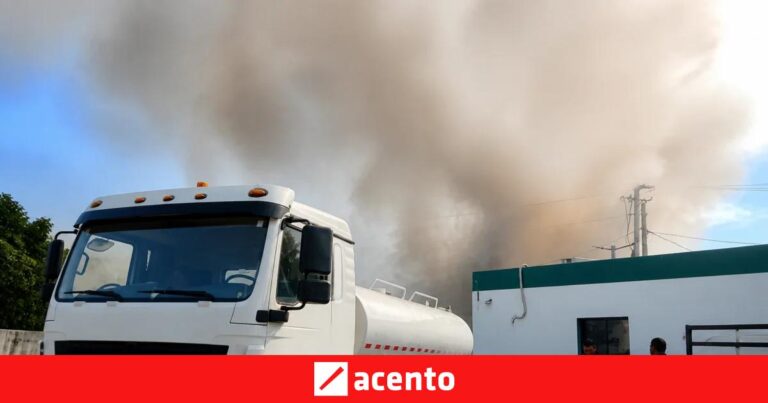 CAASD despliega cisternas para sofocar incendio en Cancino Segundo; no hay víctimas