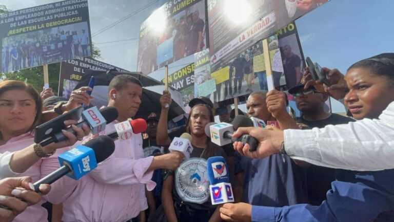 Protesta empaña inicio del año escolar frente a la escuela donde arrancó el período lectivo