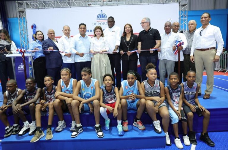 Vicepresidenta Raquel Peña y Ministro Kelvin Cruz entregan remozado multiuso del Club Los Gladiadores en Guachupita