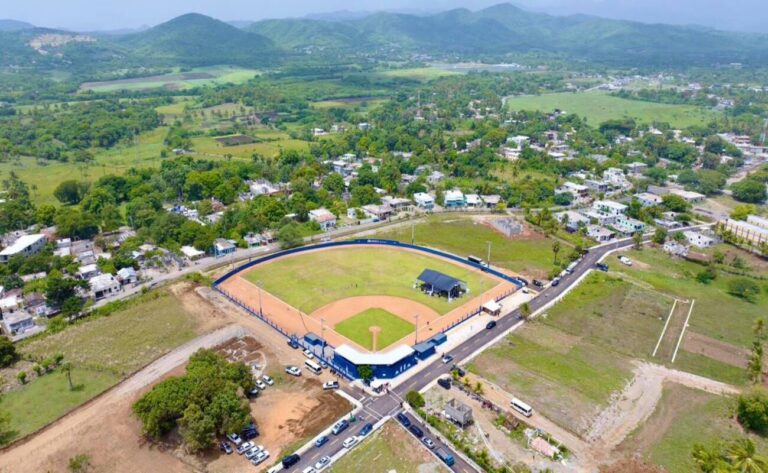 Inauguran campo de béisbol Nelson Mateo en Pizarrete, Peravia, tras 26 años de espera; impactará a unas 5,000 personas