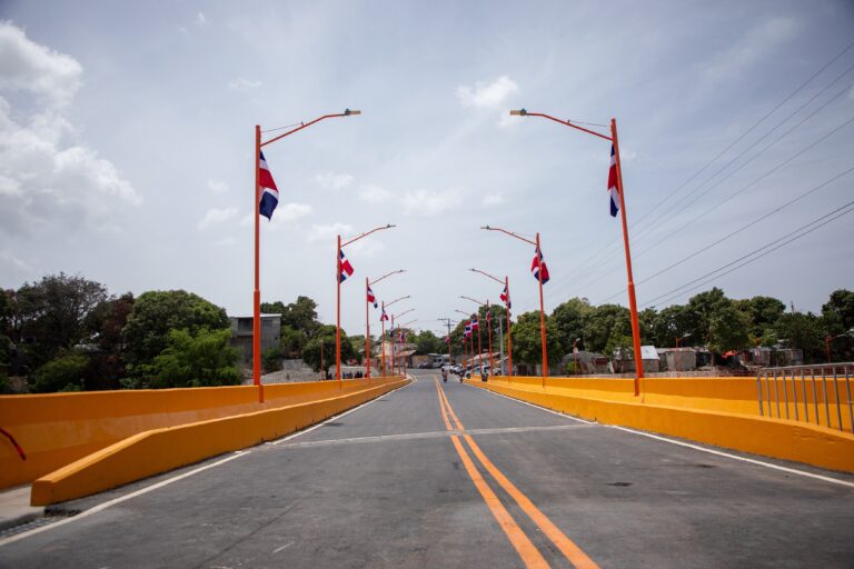 Tras más de 40 años de espera, presidente Luis Abinader inaugura puente Los Hierros en Baní, que conectará comunidades y fortalecerá producción agrícola