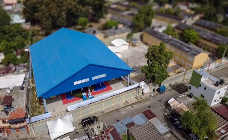 Inauguran techado de centro educativo en Cambita en beneficio de 700 estudiantes y toda la municipalidad