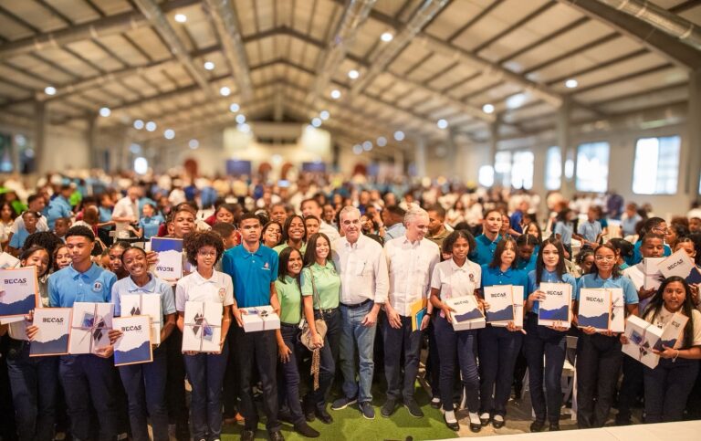 Sostienen encuentro con 450 estudiantes de escuelas públicas y privadas, dialoga con jóvenes de comunidades apartadas de San Cristóbal y reafirma compromiso con su desarrollo