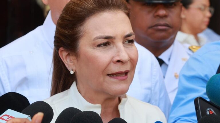 Carolina Mejía continúa intervención de sectores del DN