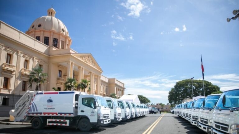 Gobierno entrega en pueblos 50 camiones recolectores basura
