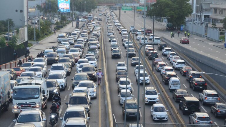 ¿Te has preguntado por qué la gran mayoría de carros que transitan en RD son blancos?