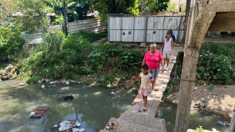 Falta de puente en Las 800 junto a aguas negras y basura en cañada amenazan con desatar una tragedia