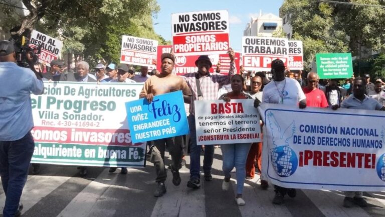 Conflictos por terrenos y 14 años sin escuela llevan protesta hasta el Palacio