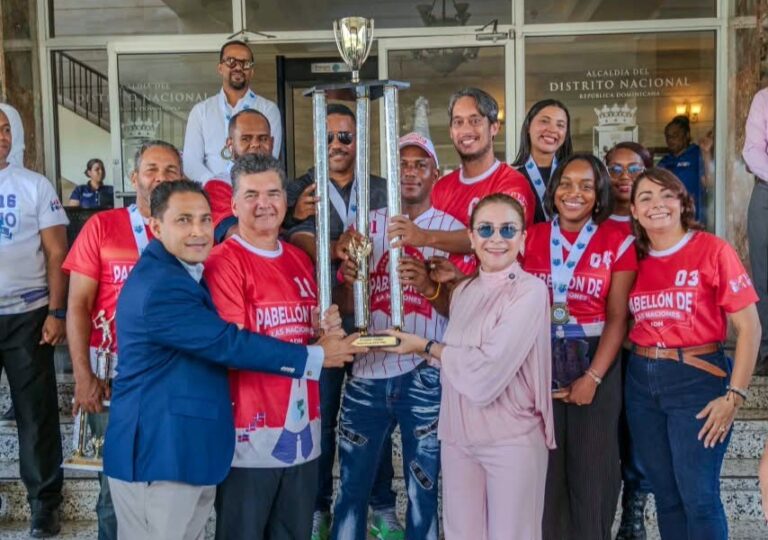Carolina Mejía entrega trofeo al equipo ganador de los Juegos Deportivos ADN 2026