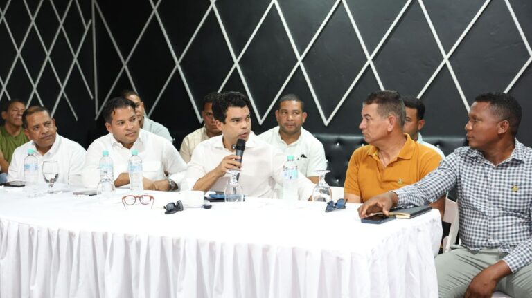 Director del Inapa anuncia soluciones de agua potable en encuentro con comunitarios de Matanzas, en Peravia