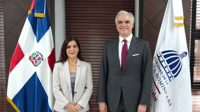 Ministro Luis Miguel De Camps recibe visita de embajadora de Estados Unidos y abordan áreas de cooperación