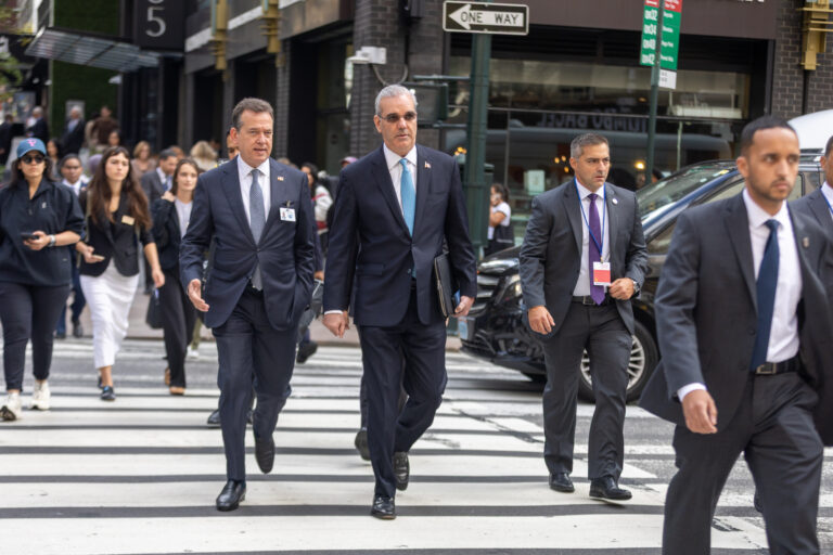 Presidente Luis Abinader recorre a pie calles de Nueva York durante su trayecto hacia la Asamblea General de la ONU