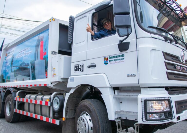 Manuel Jiménez valora Gobierno entregue 50 camiones de basura a los ayuntamientos