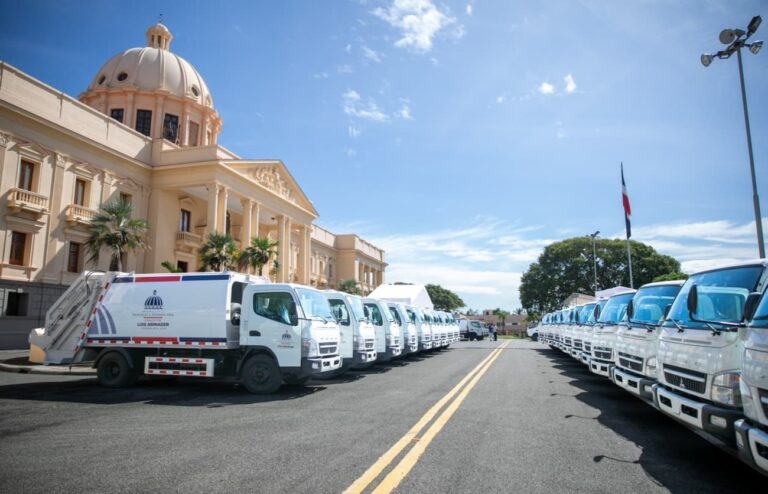 Gobierno entrega 50 camiones compactadores para fortalecer la recogida de basura y proteger la salud de la población