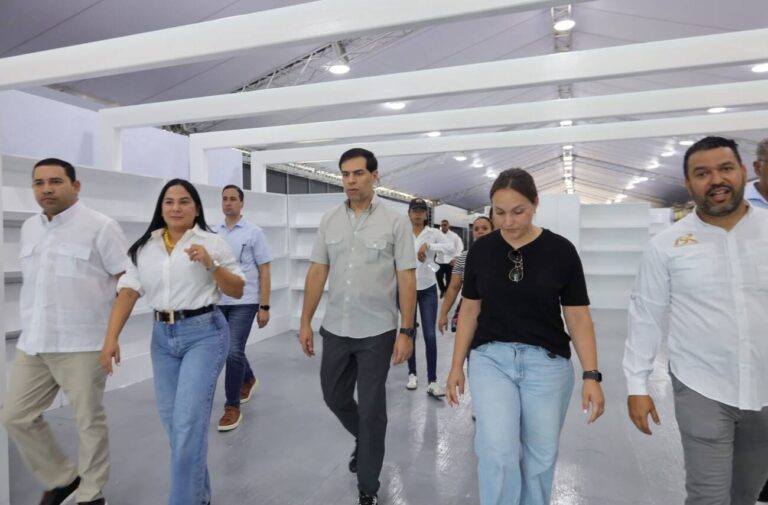 Ministro de Cultura Roberto Ángel Salcedo supervisa trabajos del montaje de la Feria Internacional del Libro Santo Domingo 2026
