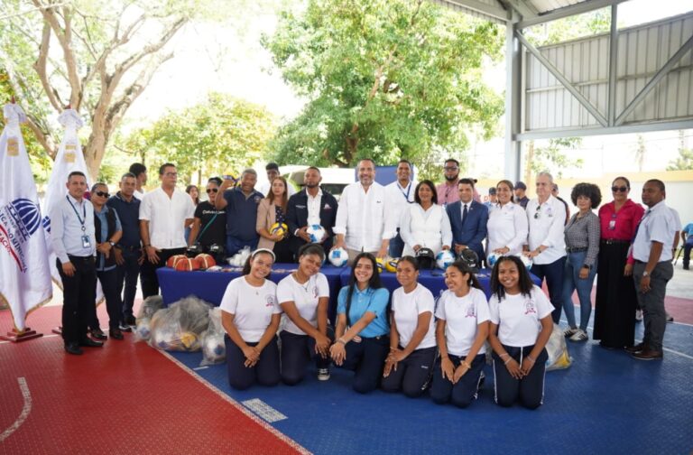 Inefi lleva utilería deportiva y 5,000 kits de trabajo a centros escolares del Cibao