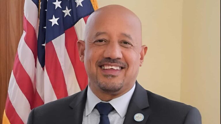 Alcalde dominicano de Lawrence, Brian DePeña, se ausenta de audiencia mientras caso federal avanza