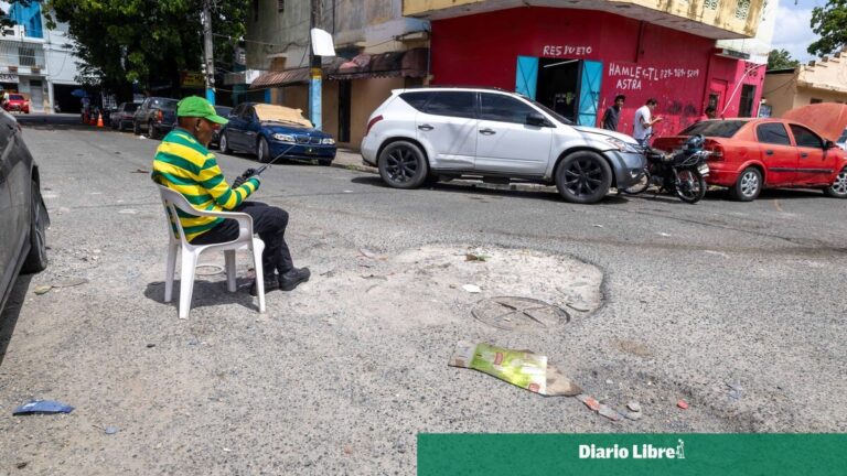 Hoyos y polvo deterioran la calle Antonio Mayí Pérez en Villa Juana