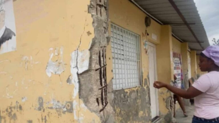 Deterioro de escuelas obliga a estudiantes de Tamayo a recibir clases fuera de las aulas
