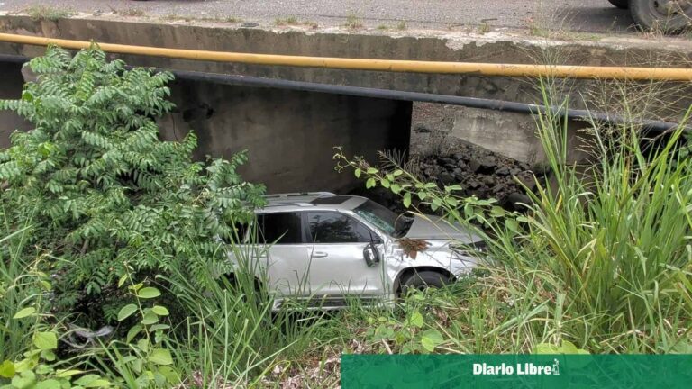 La gobernadora de Dajabón sale ilesa de accidente en que su yipeta cayó desde un puente en Bánica
