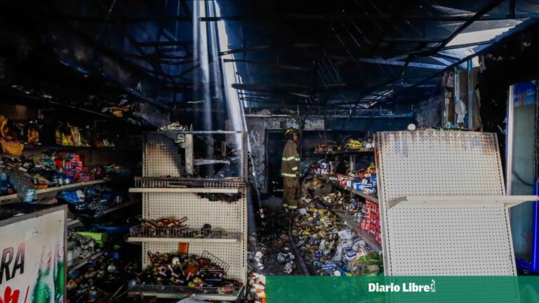 Incendio destruye surtidora de alimentos en Santiago