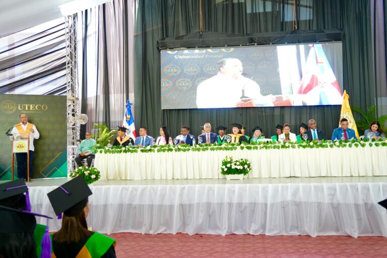 SNS destaca formación de profesionales en Uteco y propone oportunidades para graduados con honores en la Red Pública de Salud