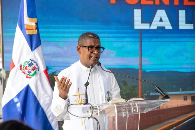 Padre Joaquín Pérez: “Puente sobre el río La Leonora se veía imposible, pero está hecho”