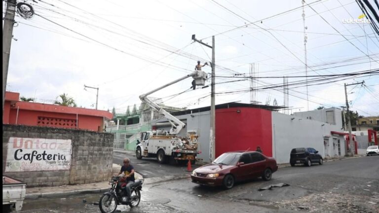 Los Tres Brazos agradece a Edeeste intervención para mejorar el alumbrado público de la comunidad