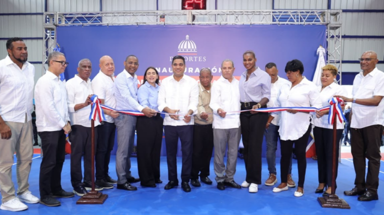 Ministro Kelvin Cruz entrega techado multiuso Óscar Santana en el ensanche Espaillat