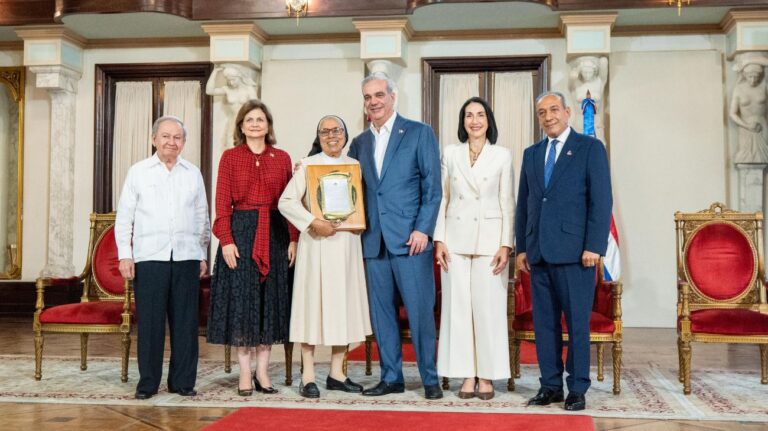 Presidente Luis Abinader entrega premio como Adulto Mayor del Año a Ellis Pérez y como Protector de la Persona Envejeciente al Hogar de Ancianos Nuestra Señora del Carmen de Higüey