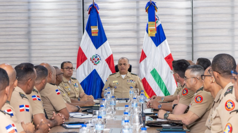 Ministro de Defensa encabeza reuniones estratégicas con altos mandos militares para fortalecer capacidades institucionales y revisar planes de seguridad y defensa nacional