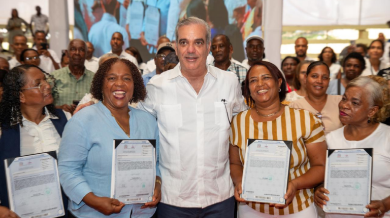 Presidente Luis Abinader entrega 2,200 títulos en Villa Altagracia, en beneficio de 10,000 personas