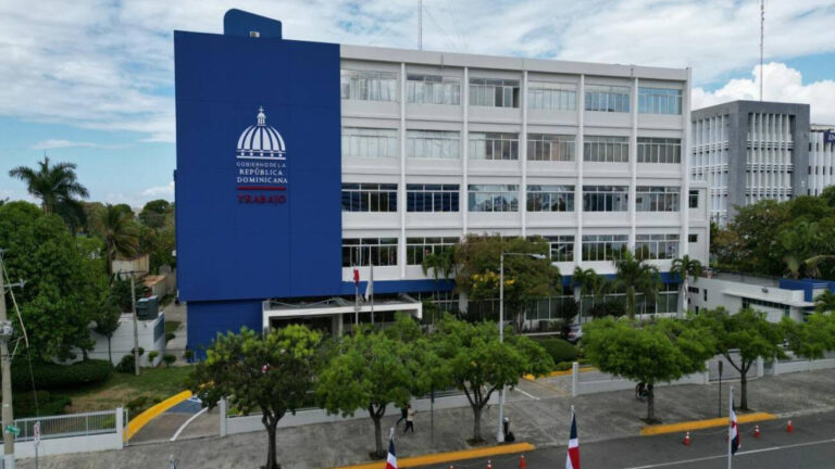 Ministerio de Trabajo anuncia aumento salarial de 25 % para operadores de máquinas pesadas del área agrícola