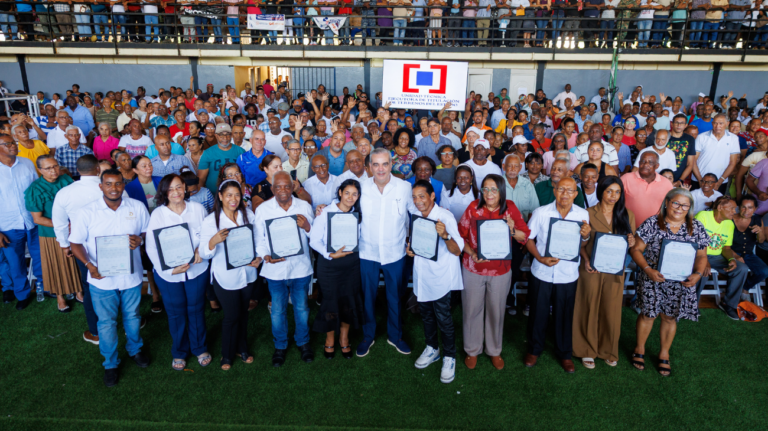Presidente Luis Abinader entrega 1,500 títulos que dan seguridad jurídica a 6,000 personas en El Almirante II