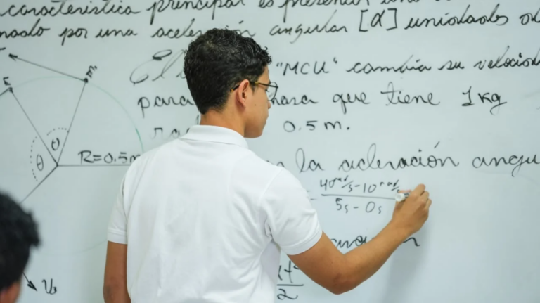 Gobierno reconoce como Estudiantes de la Semana a Kender Soto y Rafael Ureña, destacados en olimpiadas nacionales e internacionales