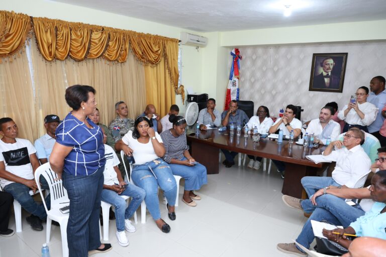 Wellington Arnaud sostiene encuentro con comunitarios de Hato Damas; acueducto avanza en un 90 %
