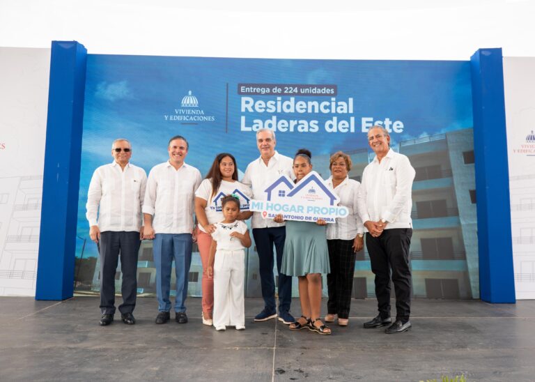 Presidente Luis Abinader entrega 224 nuevos apartamentos que beneficiarán a más de 800 personas en San Antonio de Guerra