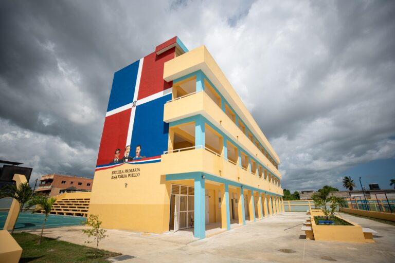Presidente Luis Abinader inaugura dos escuelas básicas que recibirán más de 1,400 estudiantes en Cancino Adentro y Los Guaricanos