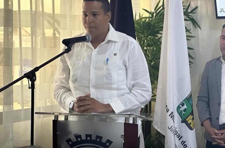 Arrestan al director de un distrito municipal de La Vega por posesión de armas sin permisos