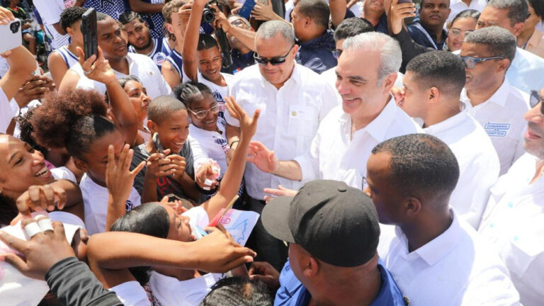 Presidente Luis Abinader retomará agenda nacional tras jornada en Roma