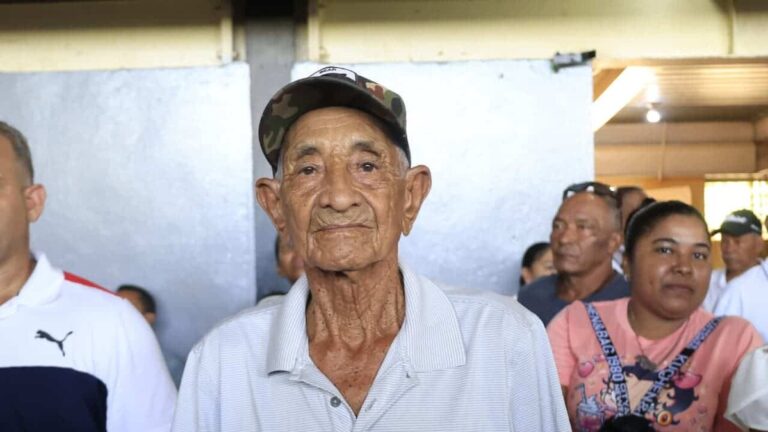 A sus 89 años, Ernesto se hace dueño de su vivienda