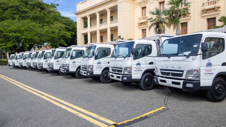Gobierno entrega otros 50 camiones compactadores a municipios para recoger basura