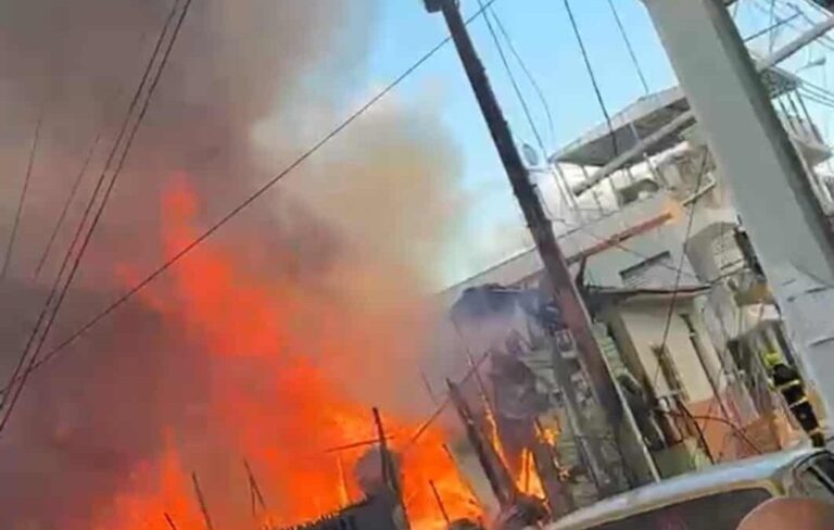 Incendio destruye cinco viviendas en el sector Pueblo Nuevo en Santiago