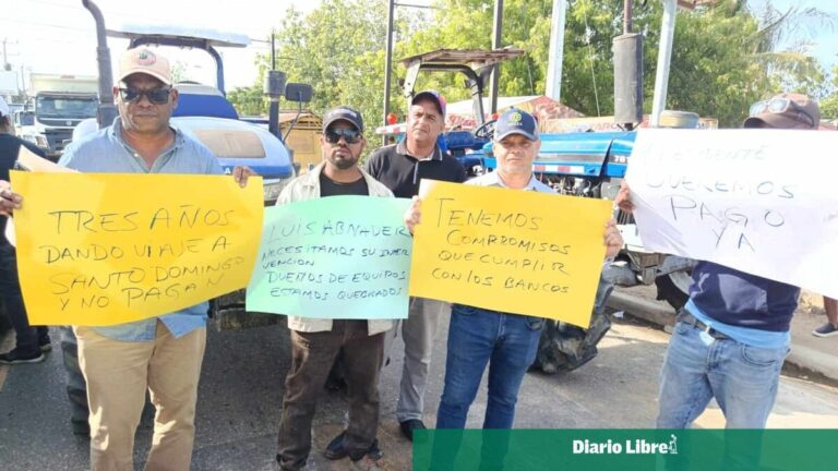Tres años sin cobrar: dueños de tractores bloquean carretera en Montecristi