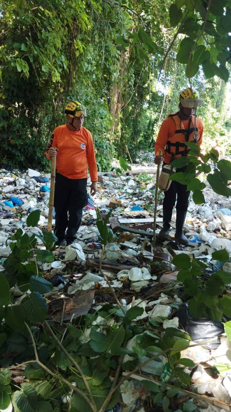 Buscan a dos de tres menores arrastrados por crecida de canaleta en Elías Piña